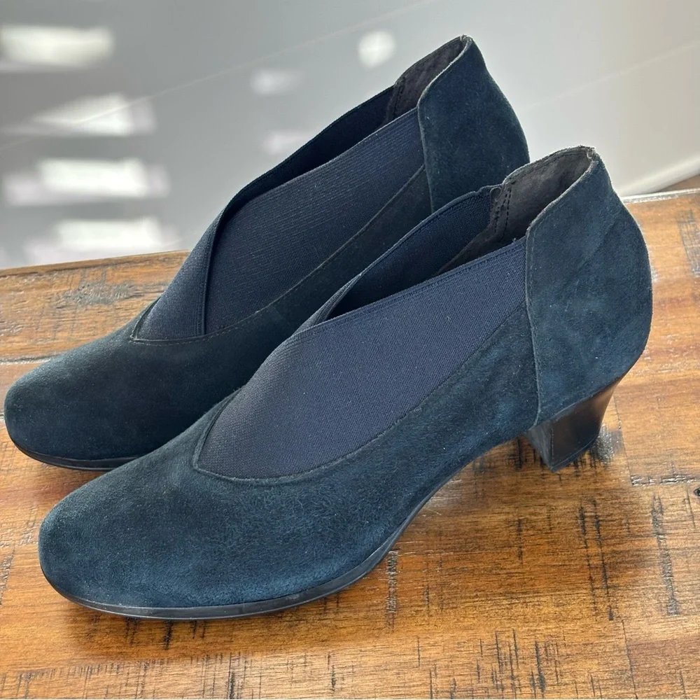 Munro Francee Slip on Ankle Bootie in Navy Suede Size 6